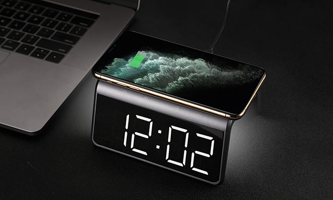 多功能无线充电器产品摄影案例，以多角度产品图呈现充电区域、支架结构、接口与使用状态，适合电商页面、官网和产品资料。