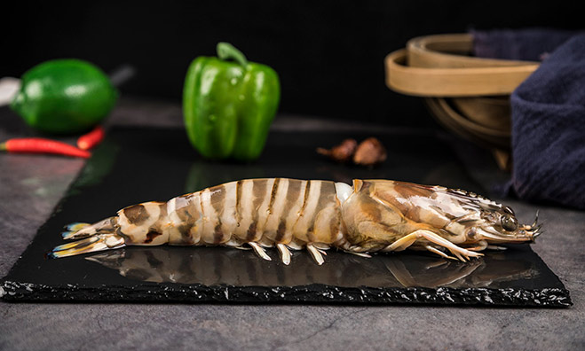 深圳斑节虾美食摄影，注重食材质感与色彩，完美呈现美食的诱人魅力，适用于餐饮推广与详情页设计。