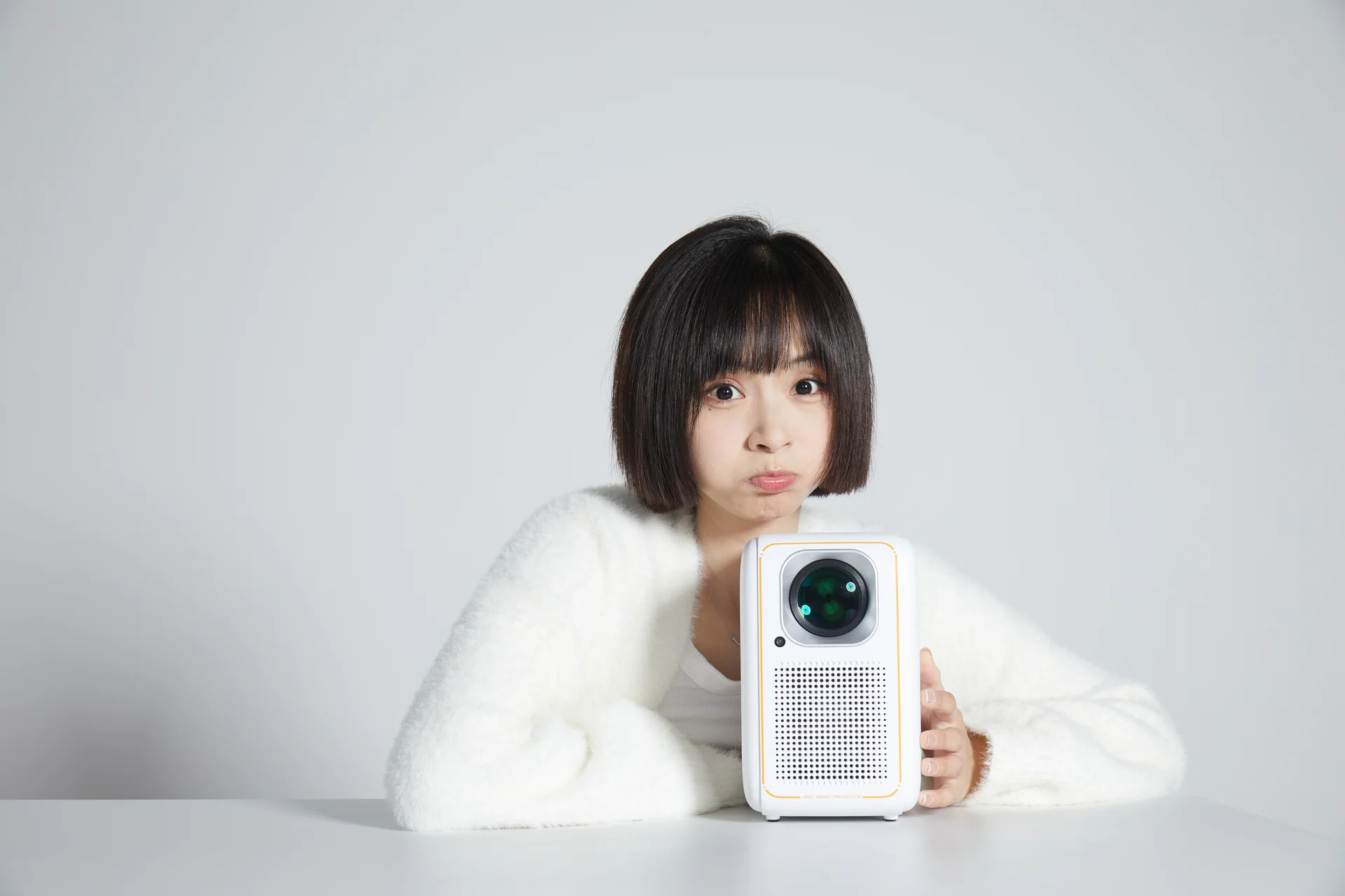 大眼橙投影仪产品与模特场景摄影