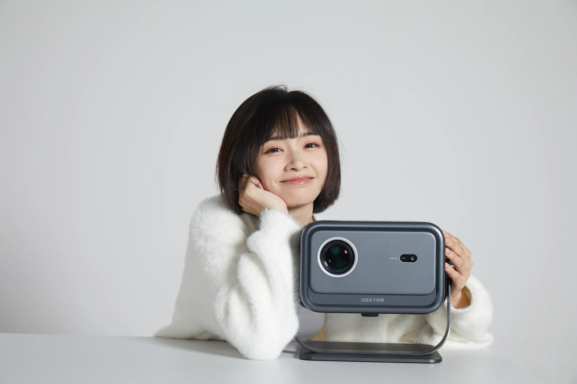 大眼橙投影仪产品与模特场景摄影