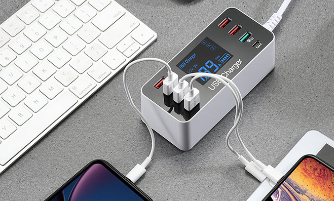 USB HUB产品摄影案例，通过桌面场景、接口连接和多设备使用状态呈现扩展坞功能，适合电商详情页、官网和功能说明素材。