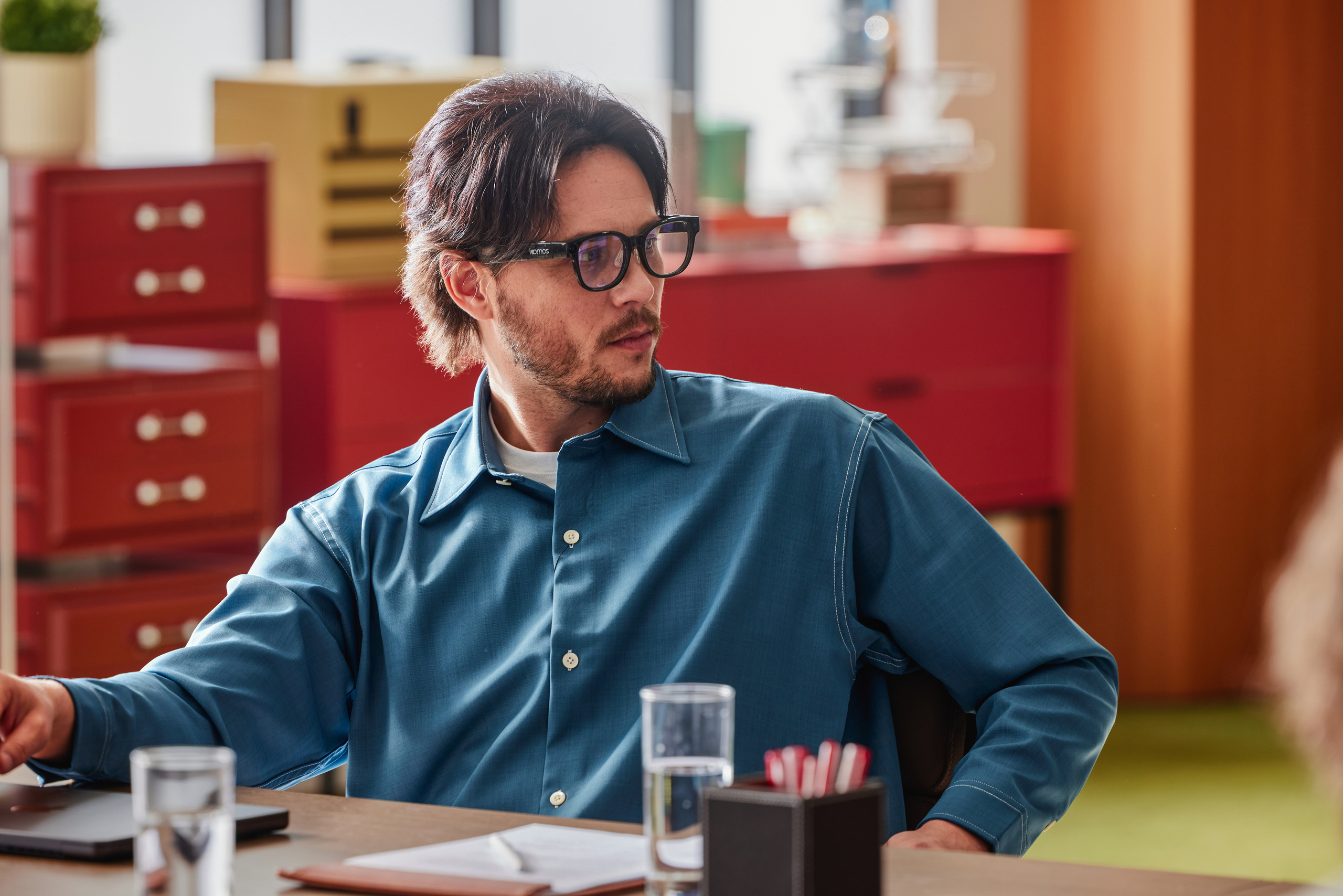 闪极眼镜生活方式摄影