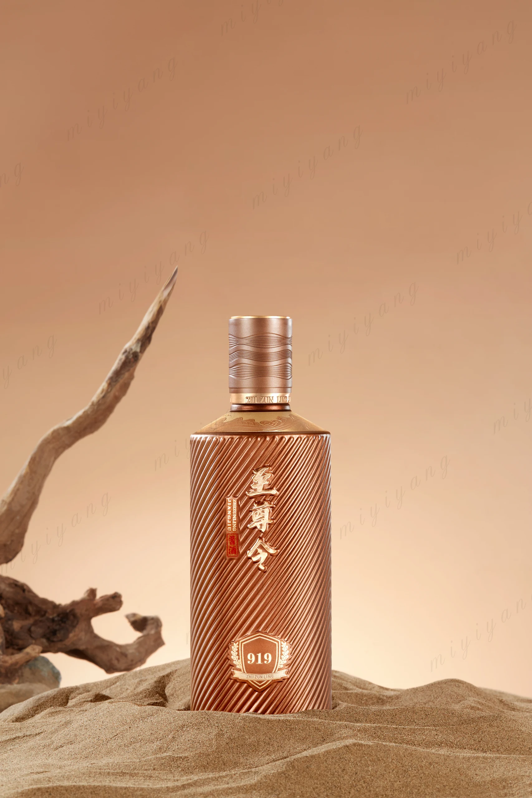 金色白酒瓶与礼盒摄影