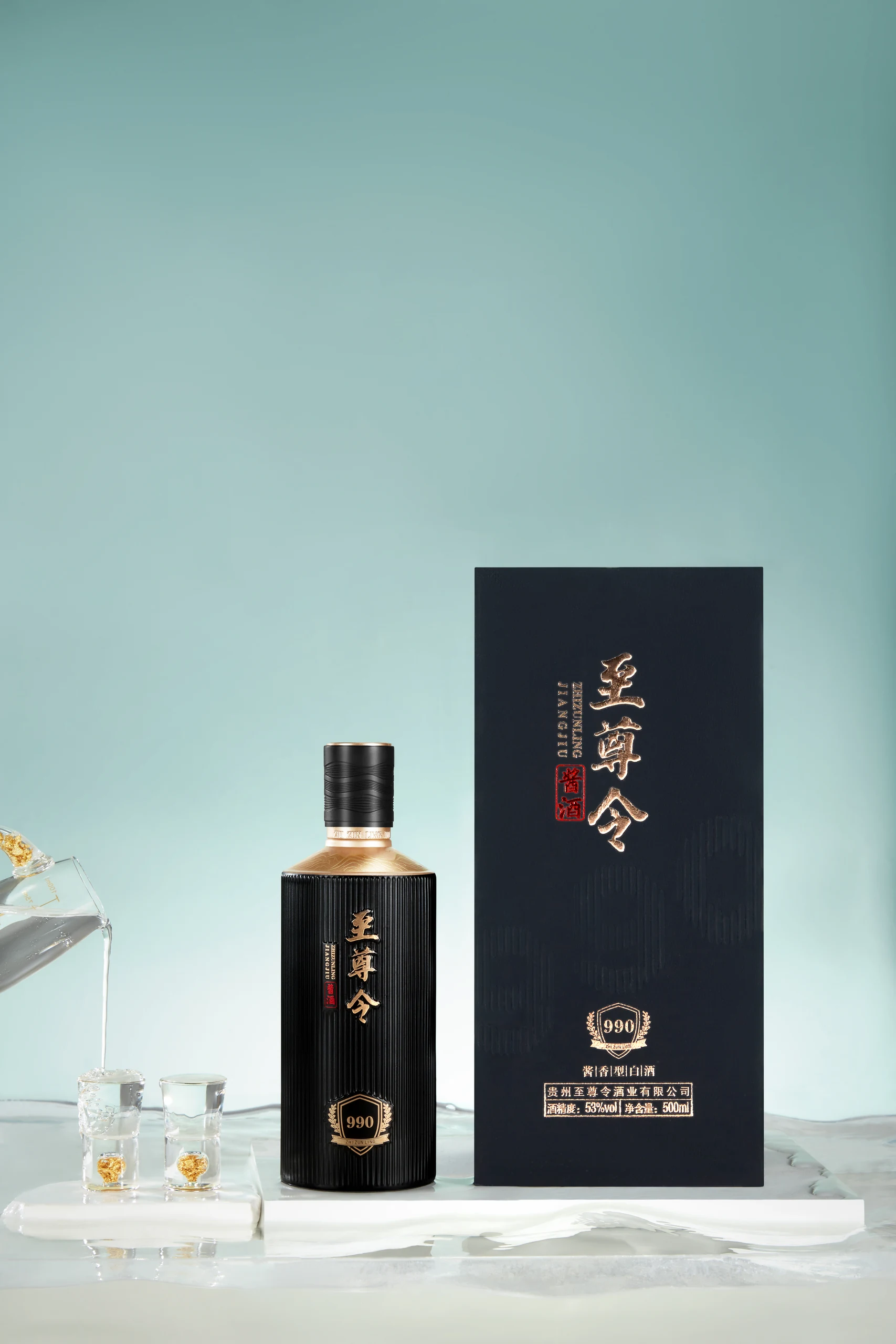 金色白酒瓶与礼盒摄影