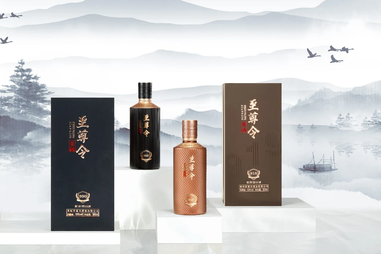 金色白酒瓶与礼盒摄影