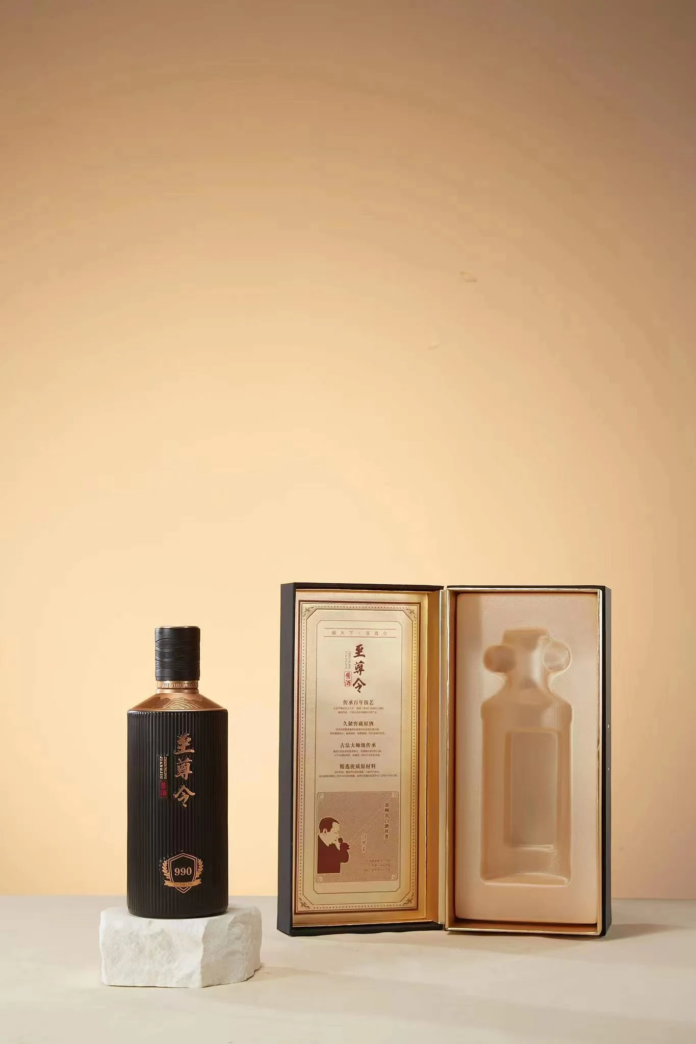 金色白酒瓶与礼盒摄影