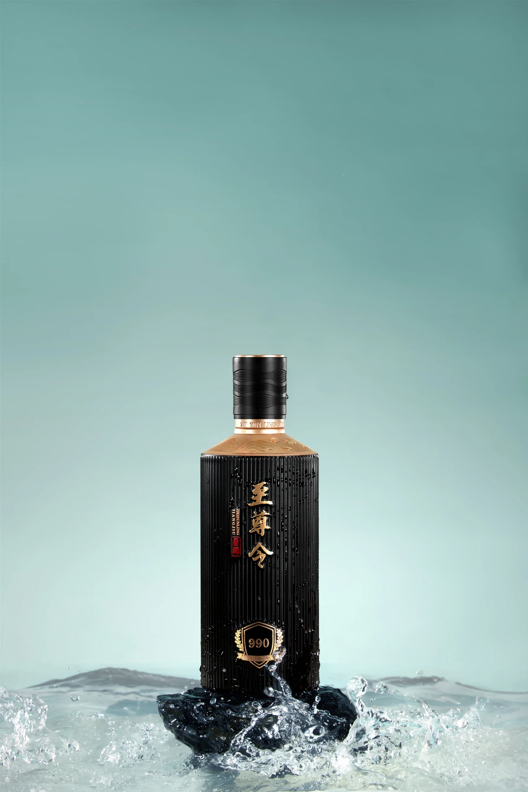 金色白酒瓶与礼盒摄影