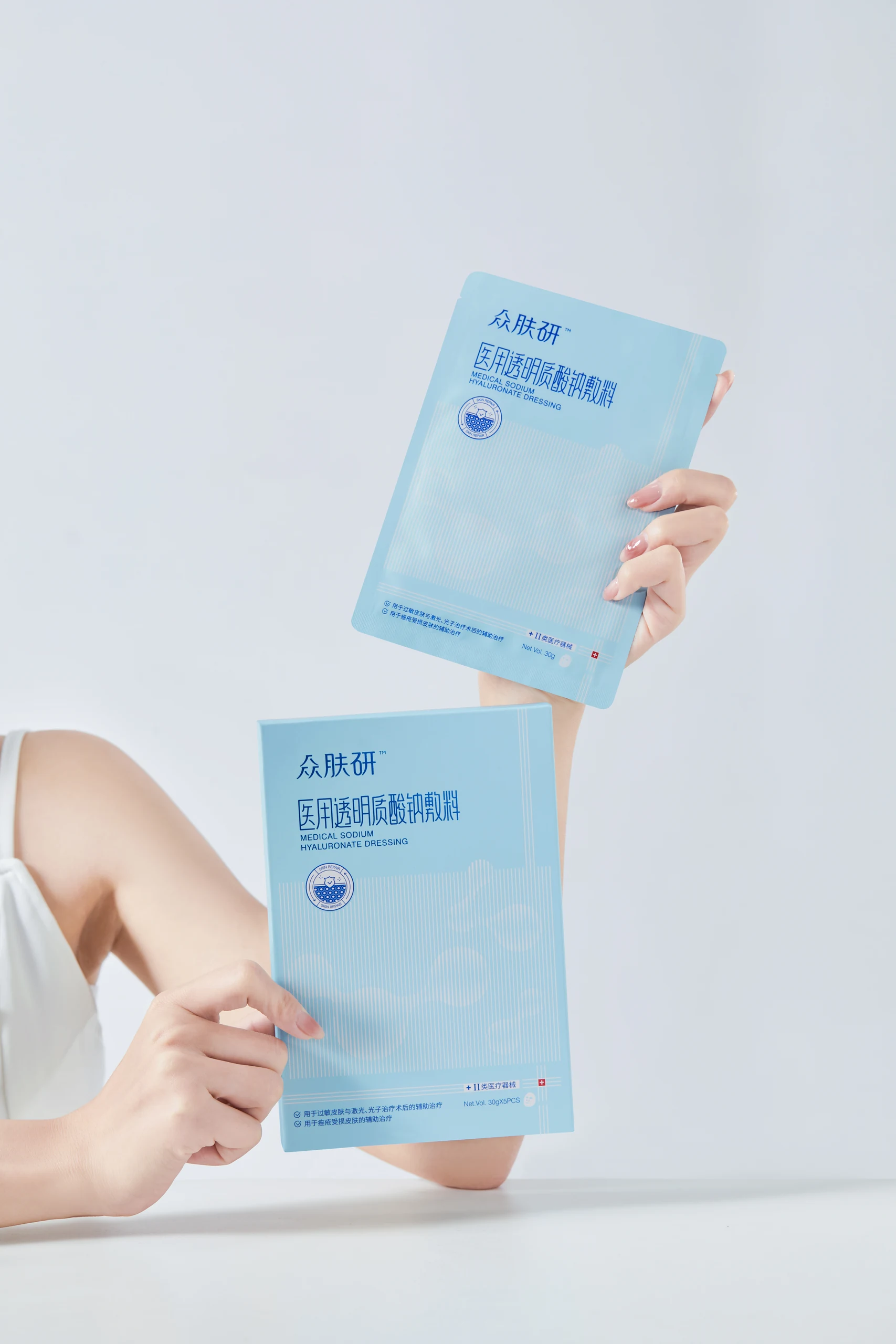 蓝白护肤品包装与人物摄影