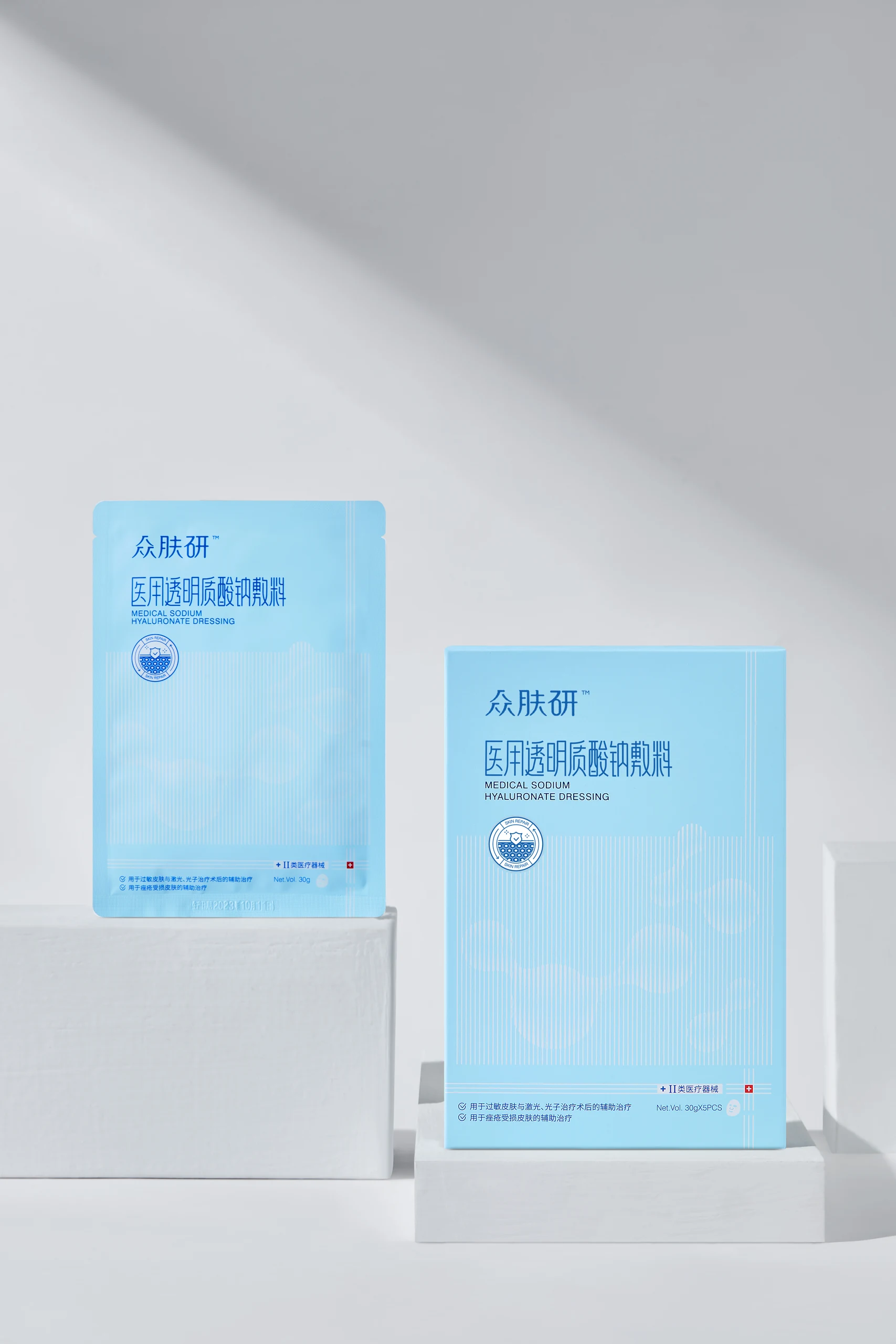 蓝白护肤品包装与人物摄影