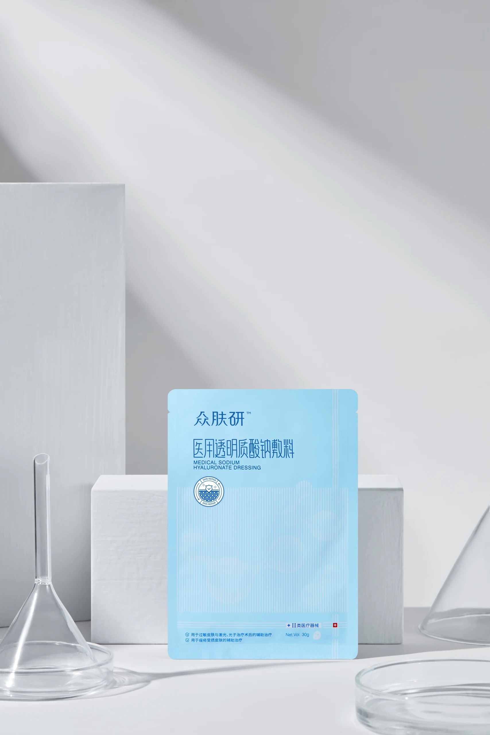 蓝白护肤品包装与人物摄影