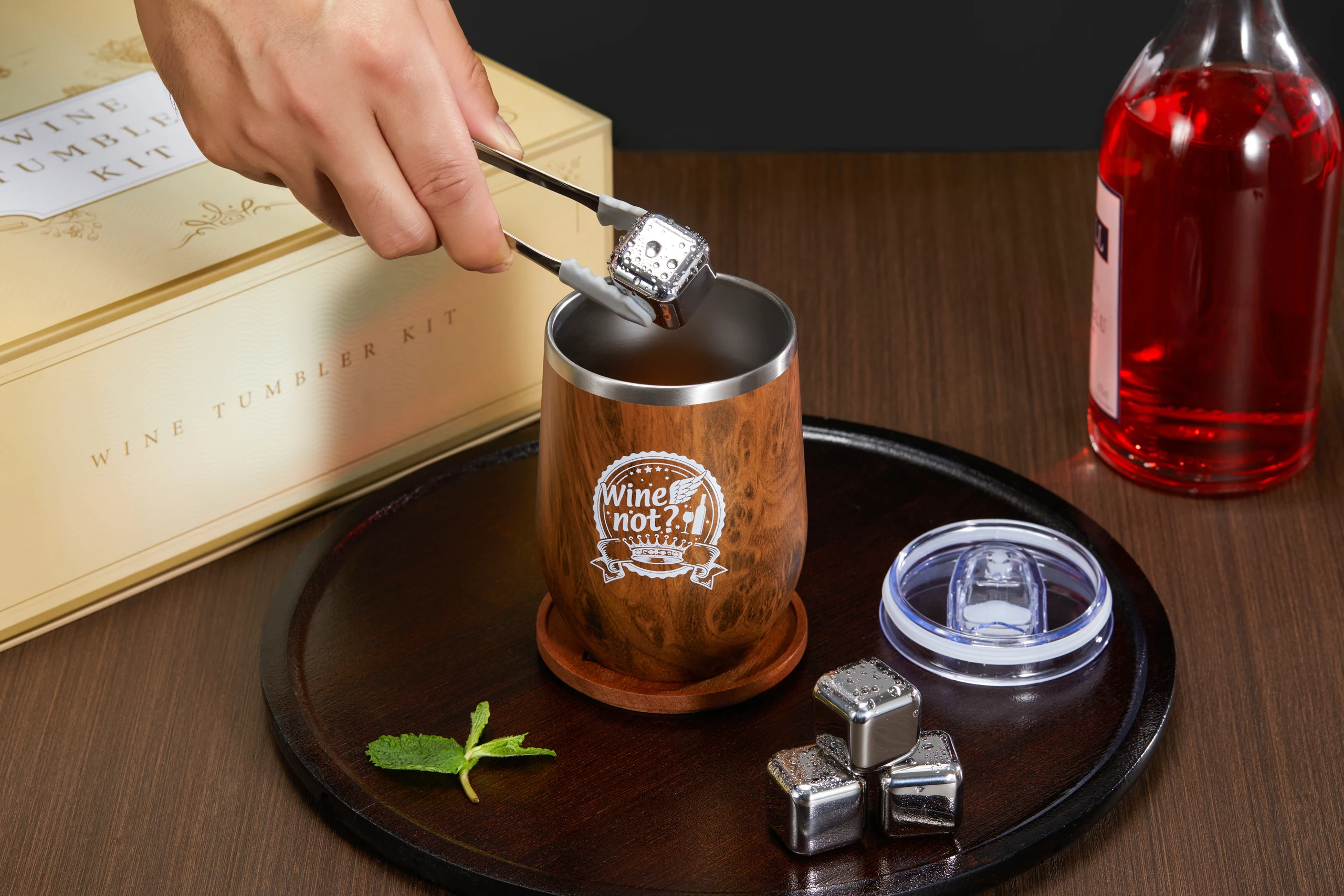 以木质桌面和酒杯展示烟熏套装，结合木屑、配件与操作步骤画面。