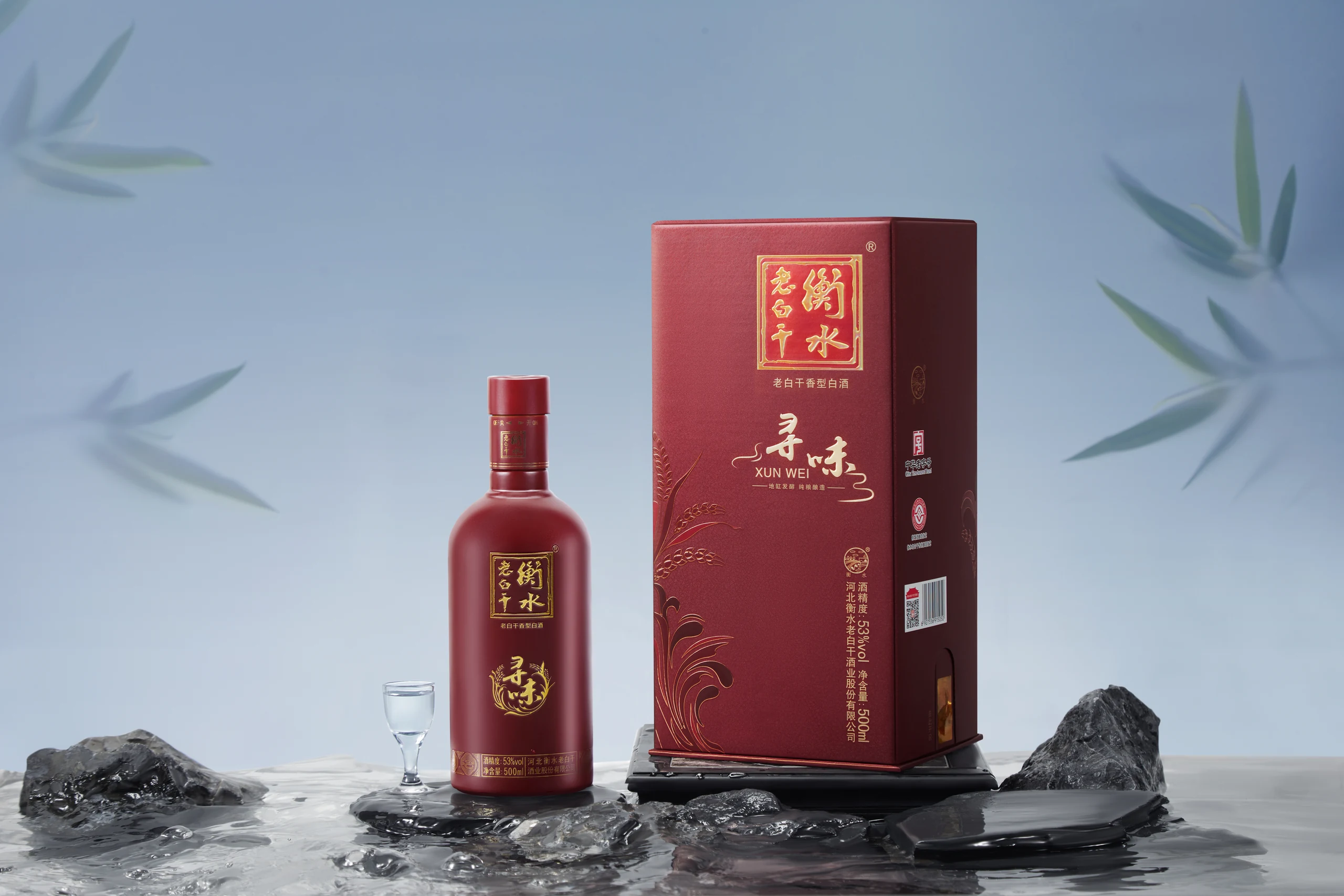 以灰蓝背景、竹影和深色石材展示红色酒瓶与礼盒，结合倒酒画面。